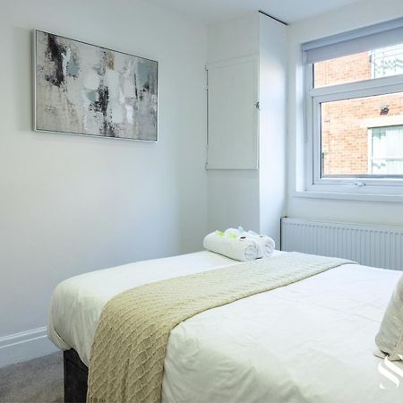 Smooth Stays: Preston Serviced Apartment with Parking Near Station Exterior photo
